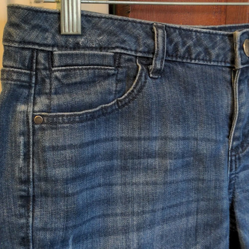 2 for $20 Elle Medium Wash Distressed Denim Rolled Leg Jean Shorts Sz 4 - Picture 4 of 10